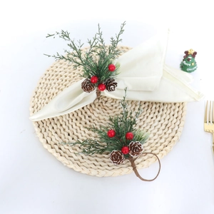 Rond de serviette de Noël avec aiguilles de pin et baies pour décoration de table