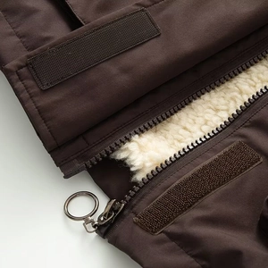 Détail macro de la veste marron avec doublure en polaire crème et fermeture à glissière