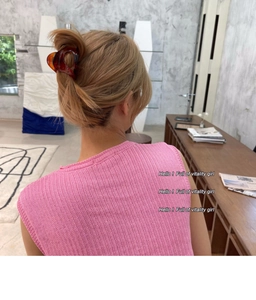Vue arrière d'une femme portant une pince à cheveux ambre avec un chignon élégant