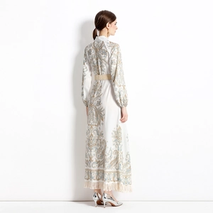 Robe longue blanche à imprimé paisley avec manches longues, ourlet à glands et ceinture
