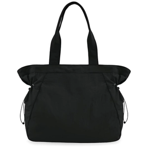 Detalle del bolso tote de nailon negro impermeable con cierre de cordón y asas resistentes