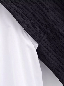 Gros plan du design patchwork contrasté avec tissu plissé noir et tissu blanc uni