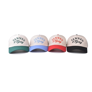 Berretti da baseball in cotone con ricamo Tanned & Tipsy in quattro varianti colori