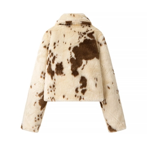 Vue détaillée du dos d'une veste courte en fausse fourrure avec motif vache marron