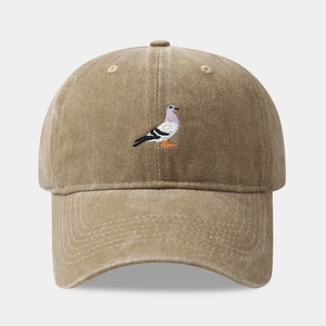 Dettaglio del ricamo di un uccello su un cappello da baseball vintage in cotone lavato