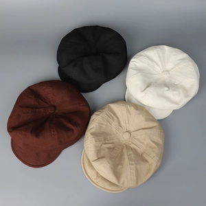 Vue à plat de casquettes gavroche en lin noir, crème, café et kaki en tissu texturé