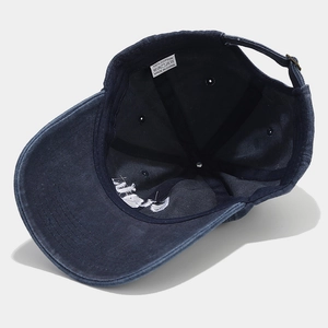 Dettaglio interno di un cappello in cotone lavato blu navy con fibbia in metallo e fascia