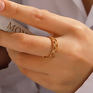 Bague ouverte géométrique plaquée or 18 carats avec carrés creux texturés