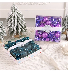 Makro-Detail von lila und blaugrünen Weihnachtskugeln mit glitzernden und matten Oberflächen