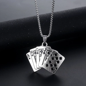 Gros plan détaillé du pendentif cartes de poker argentées avec cristaux et quinte flush