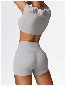 Détail du short de sport sans couture à taille haute et crop top sur un mannequin