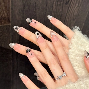 Detail von handgefertigten Press-on-Nägeln mit 3D-Blumen, Perlen und kleinen Strasssteinen