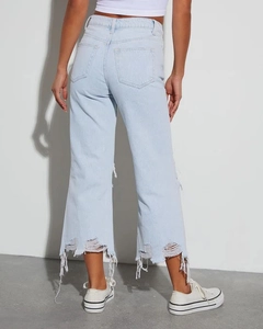 Vista posteriore di jeans a gamba larga celeste con strappi sfrangiati e tasche posteriori