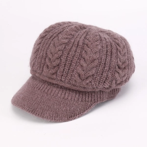 Detalle de gorra de punto grueso con patrón de trenzas y suave textura de felpa cálida