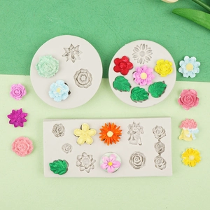 Makro-Detail des Silikonform-Sets mit Rosen- und Blattformen für die DIY-Kuchengestaltung