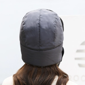 Vue arrière d'un bonnet d'aviateur matelassé gris foncé en tissu coupe-vent et chaud