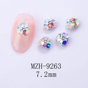 Vue macro de strass pour nail art en forme de fleur irisante avec détails étincelants