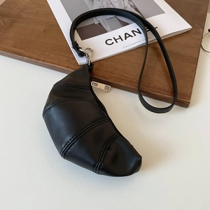 Vue détaillée du sac bandoulière croissant noir avec coutures segmentées et fermeture éclair