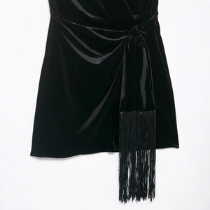 Abito corto da donna in velluto nero con nodo laterale e eleganti frange lunghe decorative