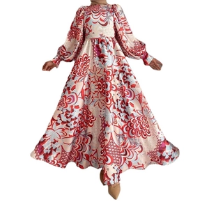 Robe longue élégante à fleurs avec manches lanternes et motifs de style bohème chic