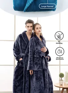 Détail du peignoir en flanelle bleu foncé avec ceinture montrant la texture douce