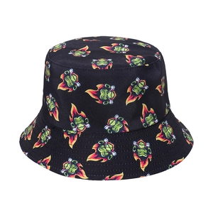 Dettaglio cappello alla pescatora nero con stampa street art scimmia verde e fiamme