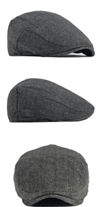 Trois vues d'un béret en laine gris foncé à chevrons montrant la structure du bonnet