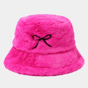 Vue détaillée du chapeau bob en peluche rose avec un nœud en ruban noir décoratif
