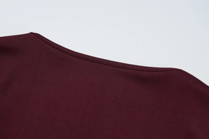 Détail du col carré et texture en maille fine sur ce haut sans manches bordeaux