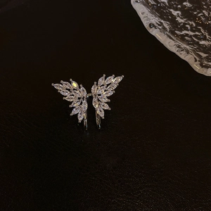 Élégant ear cuff papillon en argent avec zircons étincelants sur fond sombre