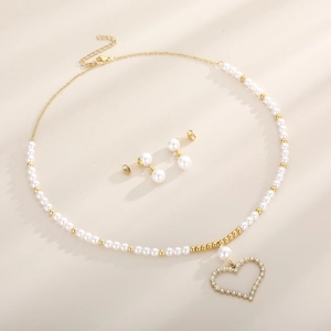 Parure de bijoux cœur dorée avec perles comprenant collier et boucles d'oreilles