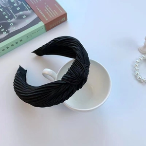 Serre-tête plissé noir à nœud rétro sur tasse blanche avec décor de livre élégant