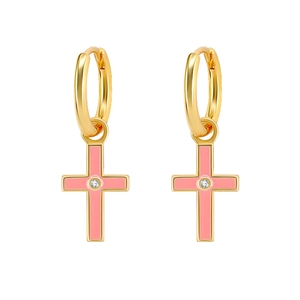 Detailansicht goldener Creolen mit rosa Emaille-Kreuzen und funkelnden Zirkonsteinen