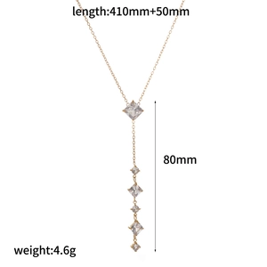 Collier en Y doré en acier inoxydable avec cinq cristaux de zircon carrés sur fond blanc