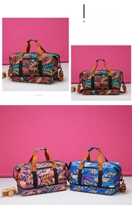 Détail du sac de voyage floral avec compartiment chaussures et bandoulière amovible