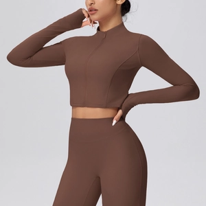 Detail der braunen Yoga-Jacke mit Daumenlöchern und Stehkragen-Reißverschluss für Damen