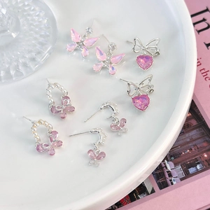 Elegantes Set aus rosa Kristall Schmetterling Perlenohrringen in einer Schale