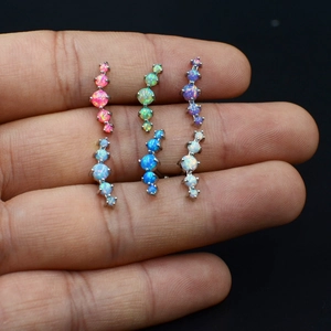 Présentation de 6 piercings d'oreille courbés en opale colorée et acier inoxydable