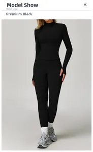 Dettaglio completo completo yoga nero con giacca zip a collo alto e fori per i pollici