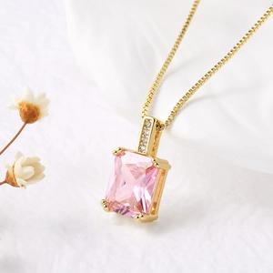 Nahaufnahme des rosa rechteckigen Zirkonia-Anhängers mit goldener Box-Kette