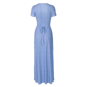 Detail der rückenfreien Schnürung und des Blumenmusters am Sommer-Maxikleid