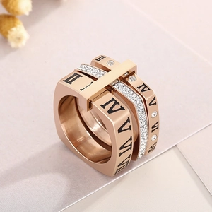 Dettaglio anello multi-fascia oro rosa con numeri romani e micro-pavé di zirconi