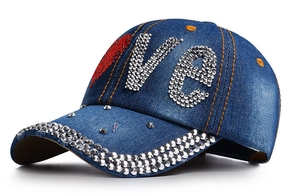 Detailansicht der Jeans-Baseballkappe mit glitzernden LOVE-Steinen und gelben Nähten