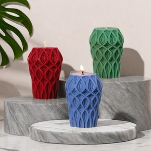 Gedetailleerd overzicht van gestructureerde geurkaarsen met geometrisch reliëf design thuis.