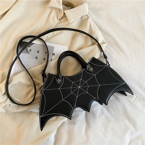 Schwarze gotische Fledermaus Handtasche aus PU Leder mit Spinnennetz Musters für Damen.