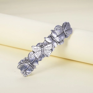 Detail einer Vintage Silber Schmetterling Haarspange mit Struktur auf legiertem Metall