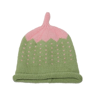 Détail du bonnet tricoté pour bébé style fraise avec motifs de cœurs roses et verts