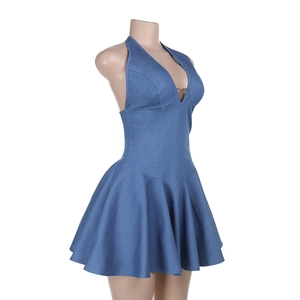 Dettaglio dell'abito halter in denim blu con fibbia in metallo a cuore e scollo a V