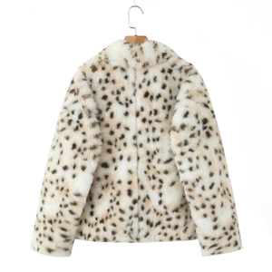 Vue arrière d'une veste en fausse fourrure léopard sur cintre en bois, texture douce