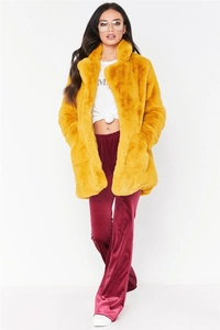 Tenue d'hiver avec manteau en fausse fourrure moutarde et pantalon en velours bordeaux